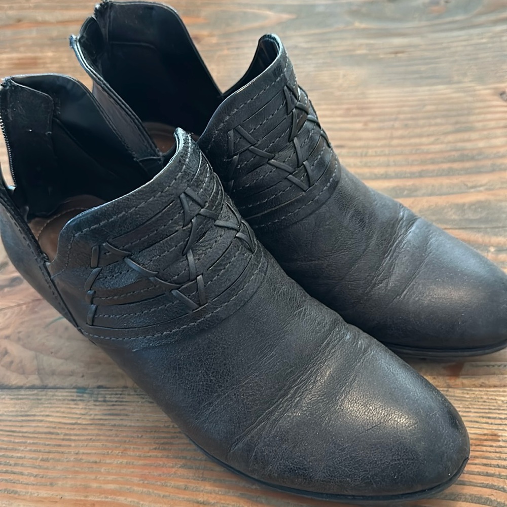 Earth Shoes Western Bootie Merlin Black Distressed Leather Women’s 9